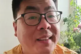 瓦蓝蓝的天上飞老登，所以你知道东北话“老登”是什么意思吗?#搞笑 #东北话 #南北差异