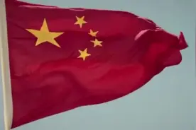 1949年10月1日，首都北京30万军民在天安门广场隆重举行开国大典