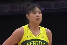 完美首秀！中国女篮李月汝15分10板冲上热搜！小宝无懈可击！视频封面