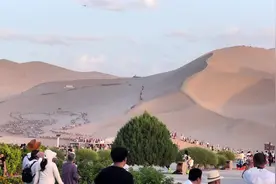 #敦煌 #鸣沙山月牙泉  满满的都是人 敦煌常住人口18.2万视频封面