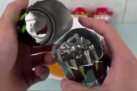 据说魔爪饮料罐里，藏有金刚魔爪？ #趣味实验 #趣味测试 #魔爪饮料 #开箱 #寻宝