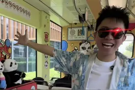 熊猫有轨专列电车上线，跟长隆熊猫三胞胎”萌萌、帅帅、酷酷庆祝10岁生日啦   #全球唯一大熊猫三胞胎 #来广州怎么能不坐熊猫列车