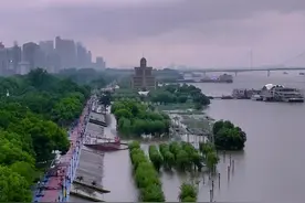 实拍2024年6月29日上午7时30分.武汉大雨下了一夜.长江水位上涨迅速，江面更加宽阔.武汉开启了看海模式.武汉人又要开始准备扛沙包防汛了. #武汉暴雨江水上涨 #汉口江滩 #武汉 #防汛#武汉长江涨水视频封面