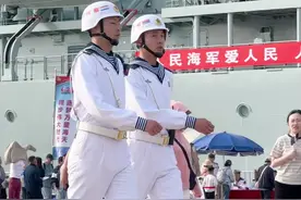 舰艇开放日遇到海军纠察小哥哥 又高又帅，英姿飒爽。#现场实拍 #青岛 #正能量视频封面