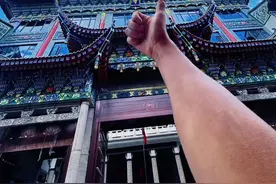 猫哥记录：@猫哥记录 张川清真东大寺给人的第一感觉就是“有特色又有分量”。  从建筑上来说，它特别会“混搭”——既有咱们汉式建筑里那种雕梁画栋的精致，比如木雕、琉璃瓦，又能看到伊斯兰风格的元素，像窑殿的圆形拱顶，两种风格融在一起还挺和谐，看着就很有历史感。而且规模也不小，大殿能容下不少人，光看那宽敞的月台就知道，平时来礼拜的人肯定不少。  对当地回族群众来说，它不只是个礼拜的地方，更像个“精神据点”。每天有人来做礼拜，到了周五“主麻”日，大家聚在这里，既有宗教仪式的庄重，也有像邻里相聚一样的热闹。同时它也像个文化“活化石”，建筑上的装饰、经文这些，都是伊斯兰文化的体现，年轻人在这里能感受到自己民族的文化根脉。#猫哥记录视频封面