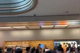 iPhone 17系列取货首日，上海Apple Store里的空前盛况