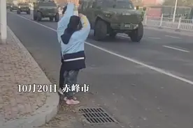 小学生上学途中偶遇军车，全程驻足敬礼，目送军车通过#少年强则国强 兵哥哥车内敬礼示意#兵哥哥视频封面