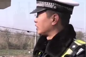 交警告诉我们开电动四轮车应该怎么开！视频封面