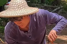 改造梦想小院第八集，把盖屋顶的木头准备好。#乡村生活家 #新农人计划2024 #乡村守护人