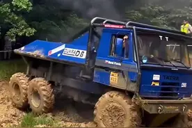 太脱拉拥有风冷式发动机、脊管断开式车桥的特点被称为越野之王，看它是如何自行脱困的？#卡车第一视角 #这车技没谁了 #专业动作请勿模仿 #这是什么车 #安全拍摄路段请勿模仿视频封面