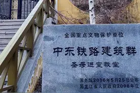 中东铁路1903年7月通车，哈尔滨、满洲里、横道河子也随之发展起来 122年过去，2400公里铁路沿线仅存的全木结构东正教堂，成为中国铁路博物馆，每天仍在接待游客 保存完好的横道河子火车站，每天都有绿皮车进站、出站（最后的视频） 图片中的火车头，是1949年12月载着毛泽东出访苏联并在抗美援朝战争中战功卓著的功勋火车头 工业遗存，成为网红景点……