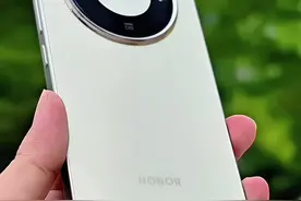 #荣耀X70 荣耀绿洲护眼、 红外遥控、全场景NFC、立体声双扬声器、双频GPS、三频北斗...旗舰级配置，应有尽有。第四代骁龙6移动平台，六年耐用不卡顿！硬核之王#荣耀X70 有多香！行业首个金标三防抗摔认证，行业高规格防水，史上最大8300mAh青海湖电池，全面配置越级体验! 现预售已开启，叠加国补到手1189.15 起，7月18日正式开售，欢迎选购！#荣耀X70