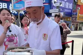 辣条生产线被搬到了街上，爆改市民对辣条的刻板印象！视频封面