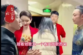 今年央视春晚的主持人用了提词器没有？看了后台合练就有答案！