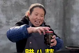 这腊八也忘了腌点腊八蒜，现在腌也不迟，用醋简单一泡又绿又脆，留着过年配饺子绝了#腊八蒜 #乡村生活家 #治愈系乡村美食 #把家乡的味道分享给大家