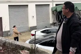 大妈在车上晒鞋子，车主故意远程打开后备箱整蛊，大妈的反应惊呆了#万万没想到#看一遍笑一遍视频封面