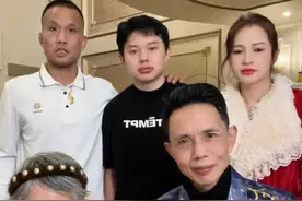 可能有些网友还不太了解斌斌的情况。斌斌是我大姐的儿子，大姐作为家中长女，为这个家倾尽所有，付出了无数心血 。曾经，她也拥有一个幸福美满的四口之家，然而命运无情，大姐、姐夫，还有斌斌的哥哥，相继离世，如今，只剩下斌斌孤孤单单一个人。 2014年，出于无奈的原因，斌斌被送进了养老院。这一住，就是十年。直到2024年，我耗费了两个月时间，在各个部门的指导、广大网友的热心支持下，与斌斌的几个舅舅舅妈反复沟通协商，最终达成一致，签订了相关协议。11月28日那天，我们终于顺利地把斌斌从养老院接了出来。斌斌才40多岁，养老院的生活对他来说并不合适，我们希望他能回归正常生活，感受人间烟火。 按照协议，斌斌会在各家轮流居住，每家住三个月。但当斌斌在我们家居住满三个月时，他当着舅舅舅妈和组里工作人员的面，坚定地表达了自己的想法——他希望一直留在我们家。我们尊重他的意愿，我们一家人都把他当作不可或缺的亲人，未来，在我们力所能及的范围内，一定会给予他最好的生活，让他不再孤单。视频封面