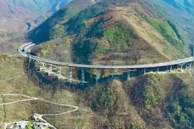 雅西高速最美路段（粟子坪段）双螺旋隧道，云端上的高速