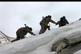 多次跟随扎西岗边防连的战友去巡逻，感受到了冰天雪地里的艰辛。 徒步巡逻非常消耗体力，每次巡逻我都是拖后腿。不但速度跟不上，后来武器装备都是战士帮我背。 致敬边防线上的官兵，谢谢你们的无私奉献！ #边防#巡逻现场实录 #西藏