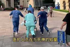 青医医护人员与死神的对决 青医附院，上演了医护人员急救的感人场面，与时间，与死神的对决#青医附院 #青岛视频封面