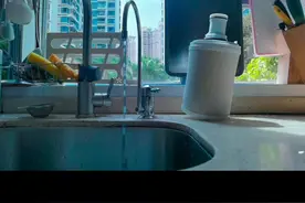 通过旧滤芯看深圳市自来水状况 深圳市完成全市给水管道更换后，水质已经得到极大提升。原来极容易生锈的铸铁管被塑料PE管和316L不锈钢水管取代，可以溶解到水里的铁锈和随着水流到处跑的铁锈块极大减少。采用增压泵和市政自来水直供，不再使用楼顶水池，泥巴和藻类也基本绝迹。 铸铁管带来的铁锈，泥巴和有毒重金属问题得到根本遏制，汽车汽油防爆剂四乙基铅也被禁止，电车占比达到50%以上，空气中的铅也极大减少。 在自来水水质越来越好的今天，还在强调滤除水中有毒重金属的反渗透净水器已经失去了相当大的存在必要。 相反，可以滤除水中有害物质的同时保留有益身体健康矿物质的超滤，微滤，纳滤净水器才是未来净水器的主流。 净水器重点滤除的不再是泥沙、铁锈、藻类、红虫，有毒重金属铅汞砷镉，而是水中的挥发性有机物：余氯和余氯衍生物三氯甲烷，四氯化碳，氯苯，氯仿，苯，胺等，可以加大活性炭棒的含量重点滤除它们，同时添加高分子材料靶向吸附可能存在的有毒重金属。 #过滤器 #净水器 #品牌 #净水机 #益之源净水器视频封面