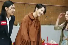 48岁#梁咏琪 39岁#周秀娜 同框亮相，两人站一起完全看不出年龄差距！