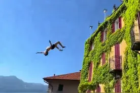 35米悬崖跳水！自由落体3.2秒，五脏六腑都移位了！#极限运动 #悬崖跳水 #这一跳需要多大的勇气 #高台跳水有风险切勿模仿 #高难度动作