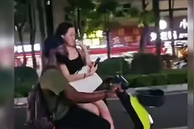 广州驮着中国姑娘骑行，就这背后的故事，值得让人深思啊！