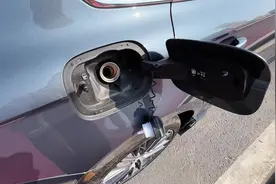 女友说给我玻璃水加满了，我慌了 之前也没这么勤快啊