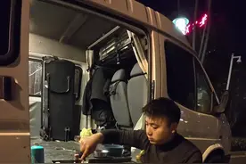 面包车拉货跑全国纪录片 这趟活是一位粉丝朋友搬家，从江苏苏州搬到安徽六安舒城县，听说舒城县全城都是免费停车，太棒了#货运司机 #用抖音记录卡车生活 #开货车的男人 #记录真实生活 #vlog十亿流量扶持计划视频封面