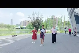在公园的晨曲里，书写自律的诗行。  晨跑，是写给身体的诗。🌅 穿过绿叶织就的穹顶，掠过缀满露珠的花丛，湖畔超慢跑的足迹，是自律最宁静的宣言。 舞蹈，是献给灵魂的画。  当“美人扇”在晚秋微凉的风中展开，旗袍摇曳，身姿曼妙。领舞其间，与姐妹们共绘一幅流动的优雅画卷，扇底柔情，步步生辉。  日升月恒，吃动平衡是基石；绿意环绕，身心愉悦是馈赠。用奔跑唤醒活力，以扇舞诠释风情。在坚持的韵律中，活成公园里那道最自律也最动人的晨光。#纪录美好生活 #旗袍美人 #晚秋 @抖音创作小助手 @DOU+小助手