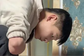 家里电视坏了，趁着下雨没法摆摊，没想到被我自己修好了……维修师傅几天也没有来，为了雪兰在家不那么无聊，我就尝试着自己修。雪兰现在怀着孕，我不想让她操心太多事情，无论遇到什么问题，我都想帮她解决，让雪兰永远无忧无虑地生活在这个温馨的家里，我想要通过我的努力，能让她在这个家庭里永远感受到安心与幸福。#夫妻日常