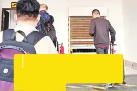 入境印度尼西亚到达大K岛青山生活区，感觉特别闷热，公司发放生活用品，分配宿舍，宿舍是套间，有单独卫生间和烘干房，间宿舍有三个木架子床，要求是住四人。不过你们也不用羡慕，任何事都会有利弊，整理床铺的时候发现床架旮旯里到处是蟑螂，宿舍还是一直有工人住着的，真不知道蟑螂是如何这般猖獗。 #出国打工 #印度尼西亚  #打工人 #生活感悟 #生活不会辜负每一个努力的人