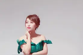 盘点谢霆锋四场演唱会到底来了哪些人 一场演唱会见证了谢霆锋在娱圈的地位，半个娱圈的人都来助阵，香港英皇公司全体到场，仿佛英皇的团建，第二场演唱会何超琼与许晋亨李嘉欣居然同一天现身，真是活久见。谢霆锋演唱《玉蝴蝶》时，王菲瞬间从一个“佛系姐姐”变成了“小迷妹”，谢霆锋第三场两个儿子也来了……#谢霆锋#王菲#张柏芝#娱乐评论大赏 #热点视频封面