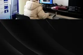 在北京，如果你是色弱患者，换证体检该怎么办？别担心，这里有详细的攻略帮你顺利过关！首先，体检前一定要向工作人员提前说明自己的色弱情况。他们可能会根据你的具体情况，比如让你看单色卡，其次，你还可以考虑进行色觉训练。在体检前，咨询专业的视觉训练师或眼科医生，通过进行视觉感知和辨别颜色的练习，增强识别不同颜色的能力。这样可以提高你的体检通过率。当然，如果你对色弱是否会影响驾驶汽车还有疑虑，不妨咨询医生或专业人士。他们可以为你提供专业的建议，告诉你是否有改进颜色识别能力的方法。 不过需要注意的是，根据《机动车驾驶证申领和使用规定》，红绿色盲是不能考取驾照的。但色弱通常是可以考取的，只要你能辨认清楚红绿色，并提供县级以上医院出具的体检合格证明即可。#北京视频封面