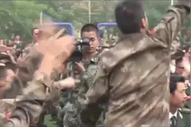 PLA与PAP的直面较量，罕见的场面！#武警 #陆军 #较量