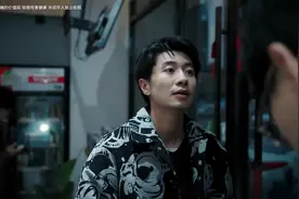 这个段子拍的好！意思是：男生心里很喜欢这个女孩（利群