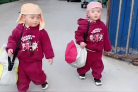 应粉丝姨姨的要求来个儿童版《走西口》，怎么跟别人的就不一样呢，老妹就意思一下，也不说再挽留哈#三胞胎 #走西口#萌娃搞笑日常视频封面