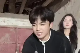 阳先生:以后这个愿就是咱俩的 牛爱花:阳吃草你完了 大博:不关我的事呀牛爱花 大博:等一下你就老实了 阳先生:牛爱花不在家我太开心了 牛爱花:等一会儿有你哭的时候 阳先生:他像个六饼啊 粉丝:请你记住你说的这句话 （过了一会） 粉丝:请问你还记得你那句话吗 阳先生:那个那个那个啥我先去吃饭去了哈 #大博小阳 @大博小阳