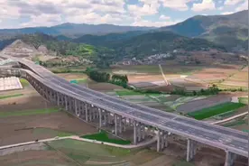 云南有一条高速路，由于过路费高，车少，被称为节假日专用高速视频封面