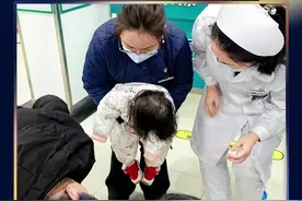 #武汉三名医护接力救活一岁娃娃 哭了哭了，活了活了，三名医护用#海姆立克急救法，#接力救活一岁娃娃。#正能量 #暖新闻视频封面