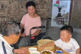 老表出去几天，就剩一只下蛋的老母鸡热亖了，老表心疼毁了！ #新农人计划2025 #抖音记录农村生活 #我的乡村生活 #农村生活 #记录真实农村生活