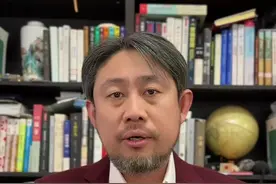 特朗普加征关税政策升级，特朗普表示不会暂停关税政策，苹果紧急从印度调飞机载iPhone回美#掘金计划2025 #经济学知识看世界视频封面