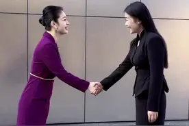 握手礼仪 上下级握手谁先伸手？男士女士握手应该怎么握？不同的情况有不同的握法#干货分享 #商务礼仪 #礼仪培训师艺馨视频封面