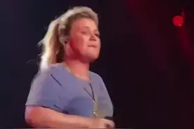 你知道她吗？四年时间，从“服务员”摇身变成“格莱美”歌手，难怪歌词都这么励志！#欧美音乐 #stronger #kellyclarkson #音乐分享 #现场版live