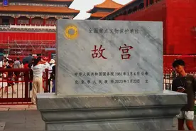 故宫博物院 故宫，又称紫禁城，位于中国北京市中心，是明清两代的皇家宫殿，也是世界上现存规模最大、保存最完整的古代宫殿建筑群之一。它不仅是中国古代建筑艺术的瑰宝，也是中华五千年文明的重要象征。  故宫的历史可以追溯到明朝永乐年间，始建于1406年，历时14年建成，于1420年正式启用。作为明清两代的皇宫，故宫见证了24位皇帝的统治，直到1911年辛亥革命推翻清朝统治，溥仪逊位。1925年，故宫博物院成立，标志着这座皇家宫殿开始向公众开放。  故宫的建筑风格宏伟壮丽，占地面积约72万平方米，建筑面积约15万平方米，拥有9371间房屋。整个建筑群坐落在北京的中轴线上，呈现出严格的对称布局，体现了中国古代的哲学思想和建筑美学。外朝是举行重大典礼的地方，以太和殿、中和殿、保和殿为中心，而内廷则是皇帝和后妃们居住的地方。  故宫的藏品丰富多样，总数超过186万件/套，涵盖了绘画、书法、铜器、金银器等25大类，其中珍贵文物占90%。著名的藏品包括《清明上河图》《平复帖》《梅鹊图》《五牛图》等。  1961年，故宫被列为"全国重点文物保护单位"，1987年被联合国教科文组织列入"世界遗产名录"，2007年被评为国家5A级旅游景区。故宫博物院致力于保护和传承中华优秀传统文化，通过展览和教育活动，向公众展示其丰富的历史和文化价值。  如今，故宫不仅是一个著名的旅游景点，也是文化和旅游融合的典范，吸引着来自世界各地的游客，成为中华文明交流互鉴的重要窗口。 #原创视频 #故宫红墙 #旅游 #故宫 #世界文化遗产 @DOU+上热门 @抖音 @沐梓澧 @故宫博物院视频封面