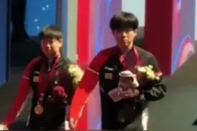 这是大头第一次没有扔花束，以往的他都是一下领奖台就把花扔给球迷的，这次他却让小牛帮忙拿了回去，莎莎也叫佳佳拿着回去，可能这次的花对他们而言意义真的不一样吧#孙颖莎#王楚钦#莎头视频封面