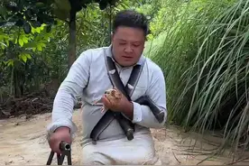 这个男人实在太坏了，他想把小鸡拿回家煮吃，结果发生了意外 