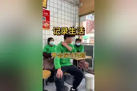 《致伙伴们的一封自省书》  这四年我们拼产品、求速度，却让"服务"成了打脸的巴掌。今天翻看每一条差评，字字扎心：那个在厨房包饺子云吞的初心，不该被前厅的冷脸浇灭。 我们卖的不只是饺子云吞，是街坊端在手里的温度。即日起全员服务培训，优化流程，设立"微笑监督岗"。请老顾客再信我们一次：饺子还是热乎的，人心更要滚烫。#同城美食 #记录真实生活 #佳禾云饺 #餐饮创业 #服务至上