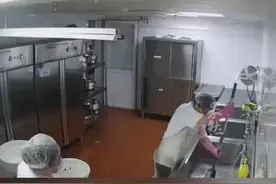 幼儿园厨工餐具池洗拖把被辞反索赔（纵览新闻）视频封面